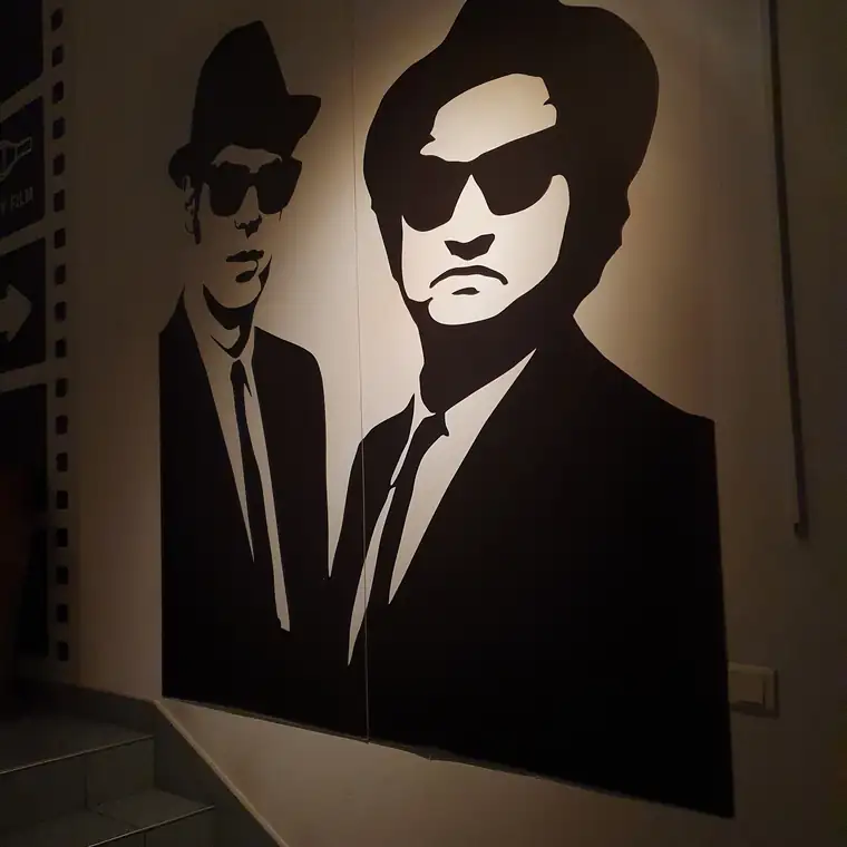 Mural z Blues Brothers na ścianie