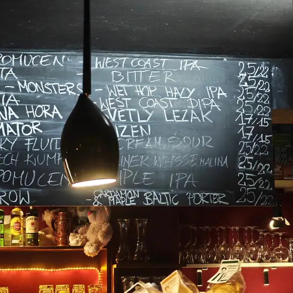 Tablica kredowa z listą piw nad barem
