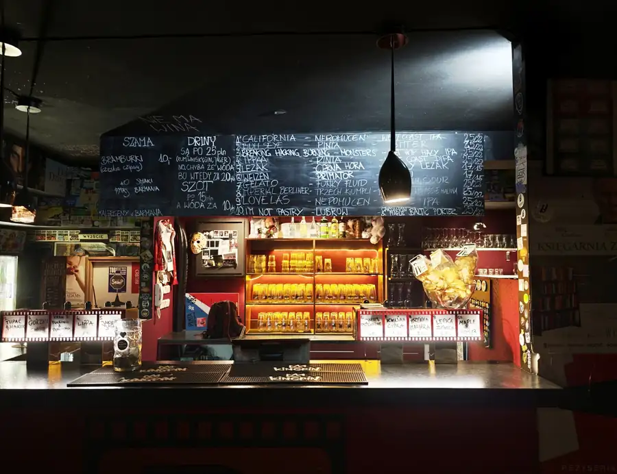 Bar z tablicą piw i podświetlonymi półkami